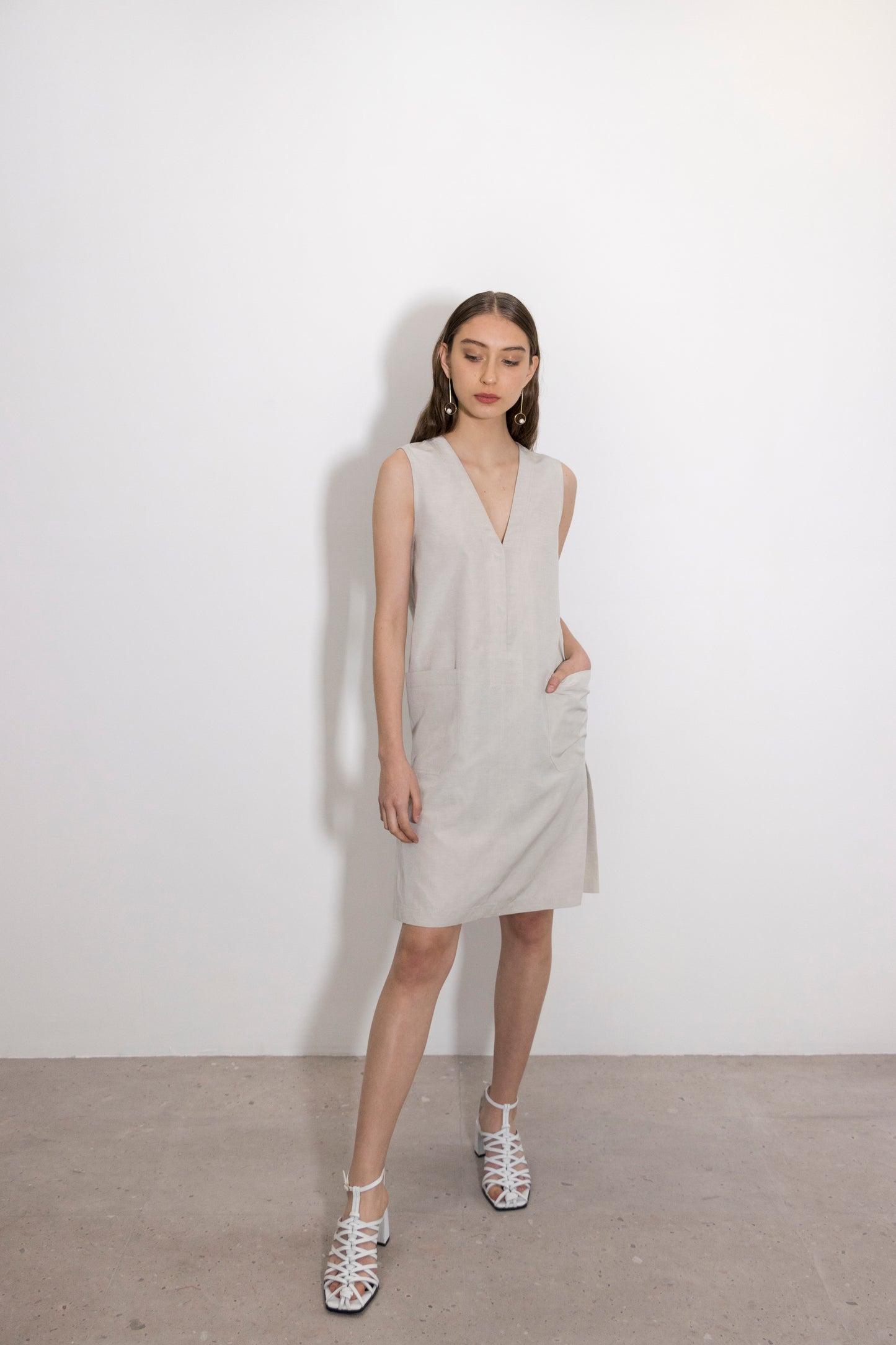 Vestido recto con escote en V Lithium